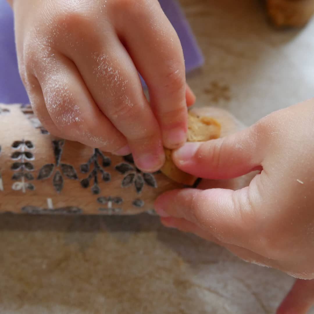 У нас в хозяйстве есть фигурные скалки с разными рисунками, ими тоже пользуемся. 