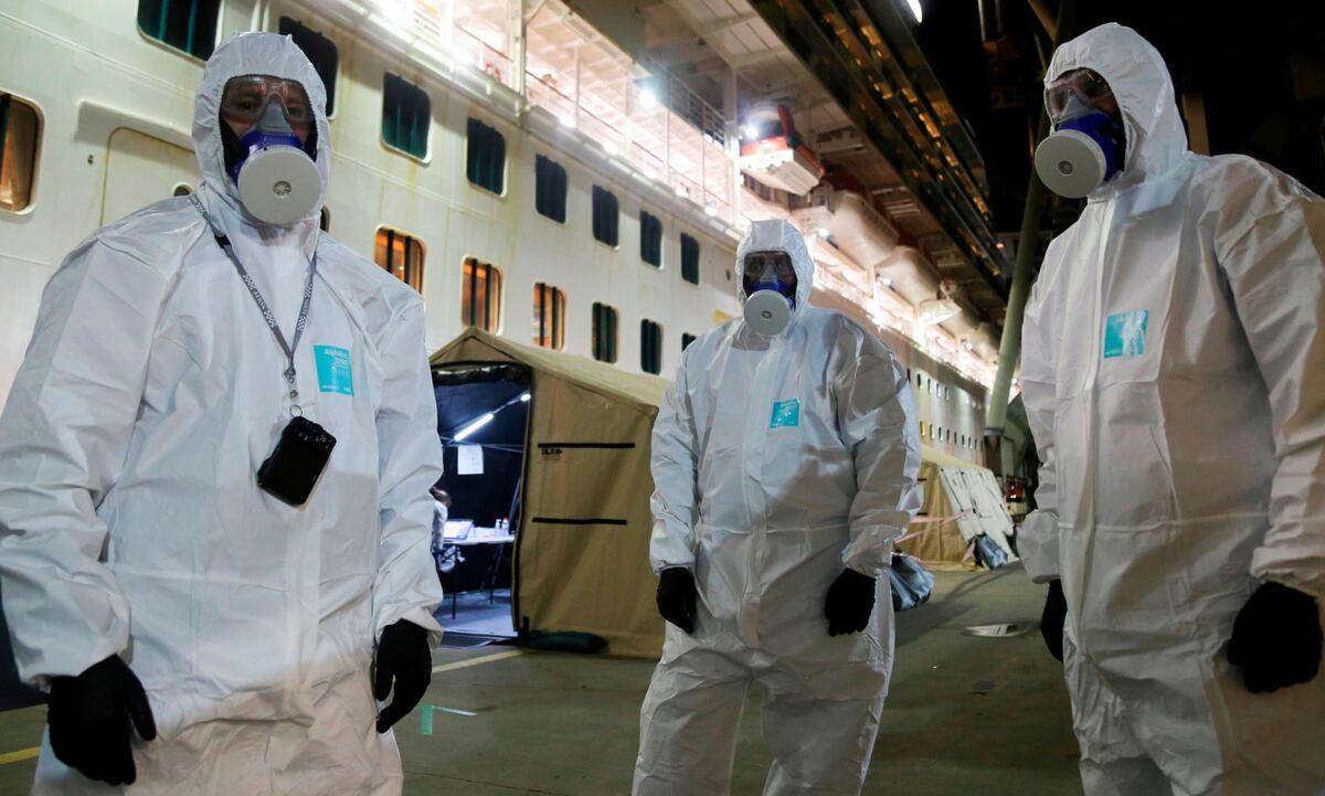 Полиция Нового Южного Уэльса собирается в четверг совершить рейд на круизное судно Ruby Princess в Порт-Кембле, Австралия, в рамках уголовного расследования того, как пассажирам разрешалось высаживаться в Сиднее, несмотря на некоторые признаки гриппа. Фотография: Натан Паттерсон / полиция Нового Южного Уэльса / AFP через Getty Images