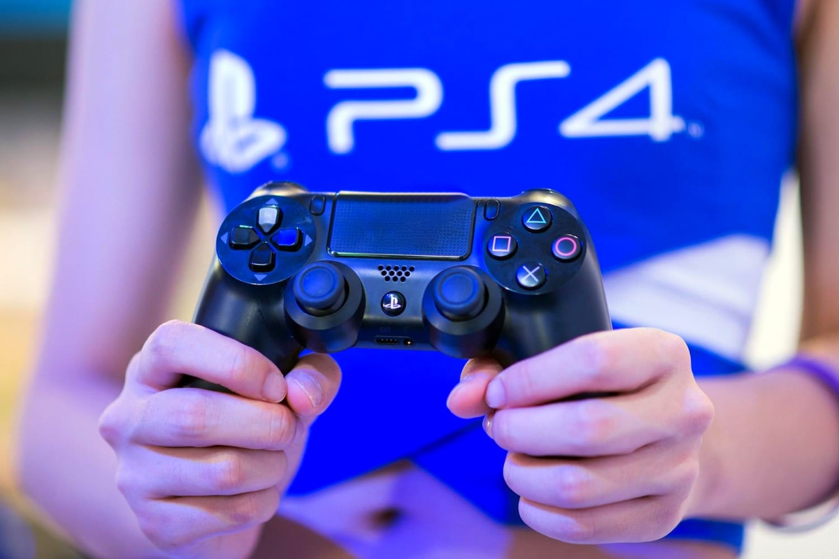 Game on. Sony PLAYSTATION 4 Видеоигры. Сони плейстейшен 4 2019 года. Игровая приставка в руках. PLAYSTATION games ps4.