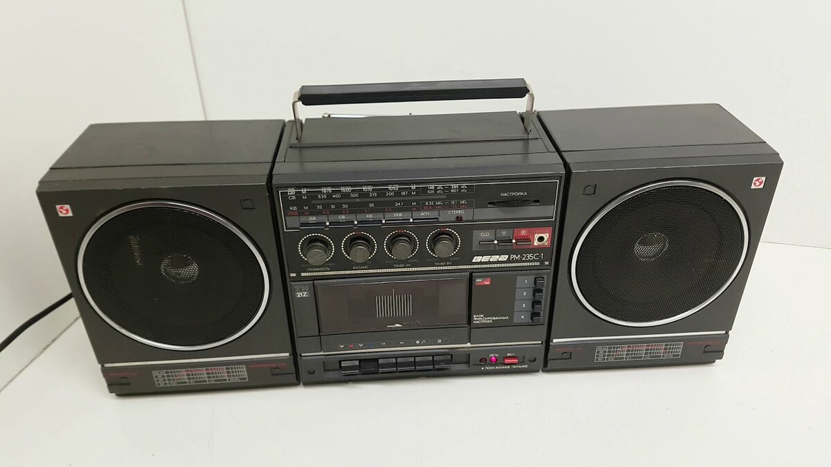 Кассетная магнитола  Вега РМ-235С-1 1991 года выпуска