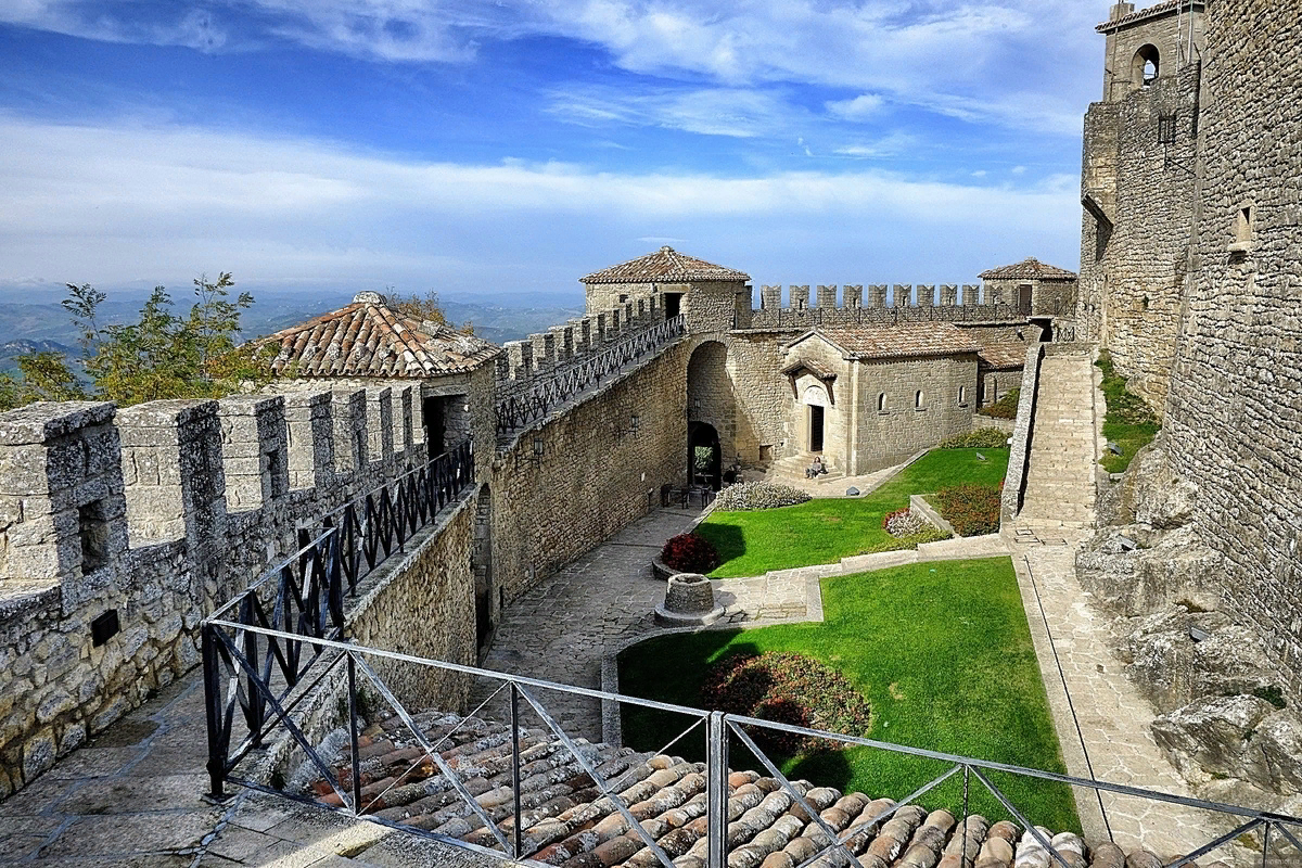 Республика марино. Сан-Марино (город). Сан-Лео (крепость, Италия). Сан Марино Италия. Замок Сан Марино.