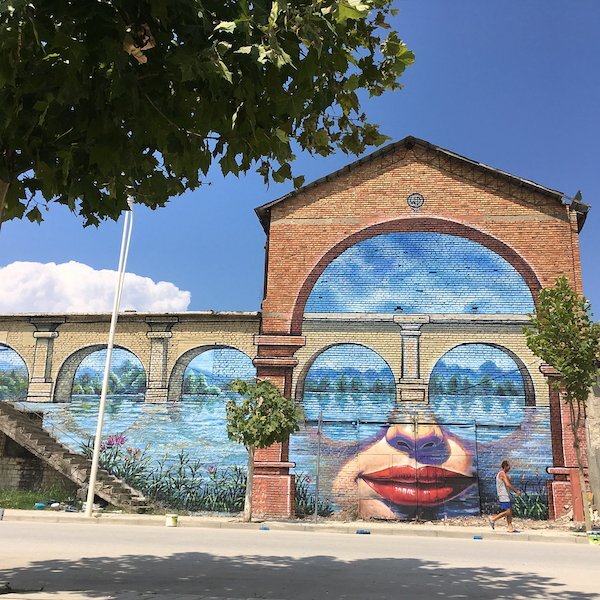 Акведук - очки на стене