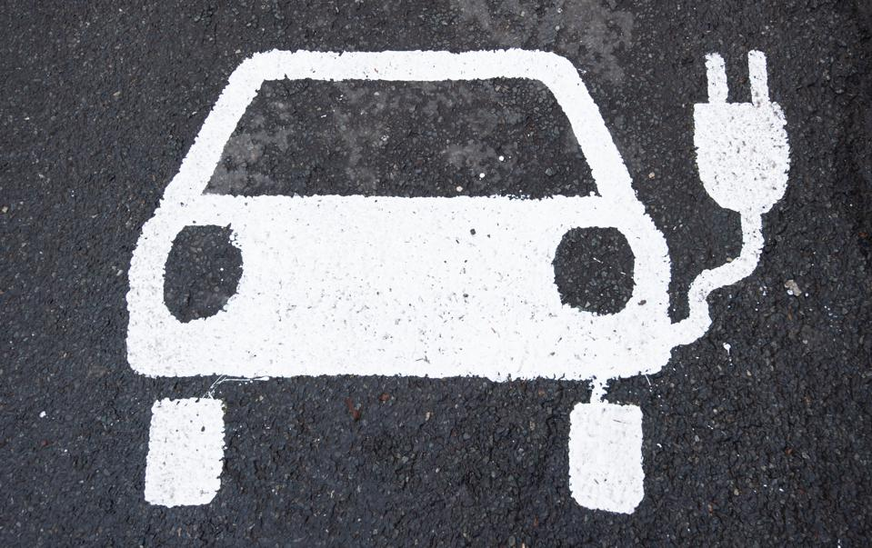 Символ электромобиля обозначает парковочное место рядом с электрической зарядной станцией. 