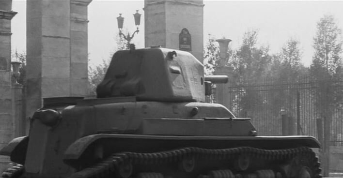 Фильм снимали чёрно-белым из-за запрета властей Парижа развешивать для съёмок цветные флаги со свастикой 