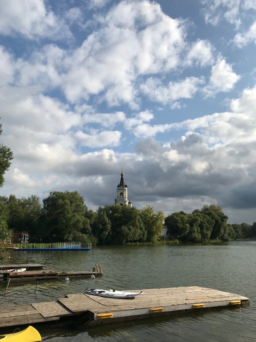 Косинский детский морской клуб- это сказка на берегу Белого озера. Здесь проходят занятия с детьми по морскому многоборью ( бег, плавание, стрельба, гребля и парусная подготовка). Занятия проходят круглый год. В летнее время больше внимания уделяется гребле, парусу.