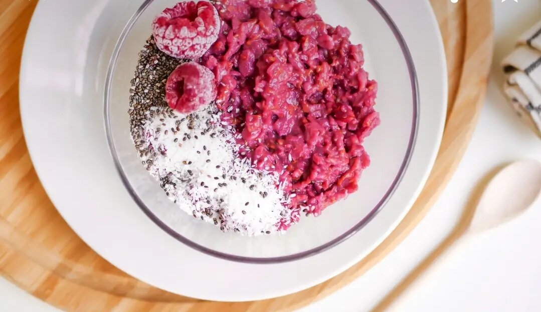 Овсяная каша с кокосом и малиной
