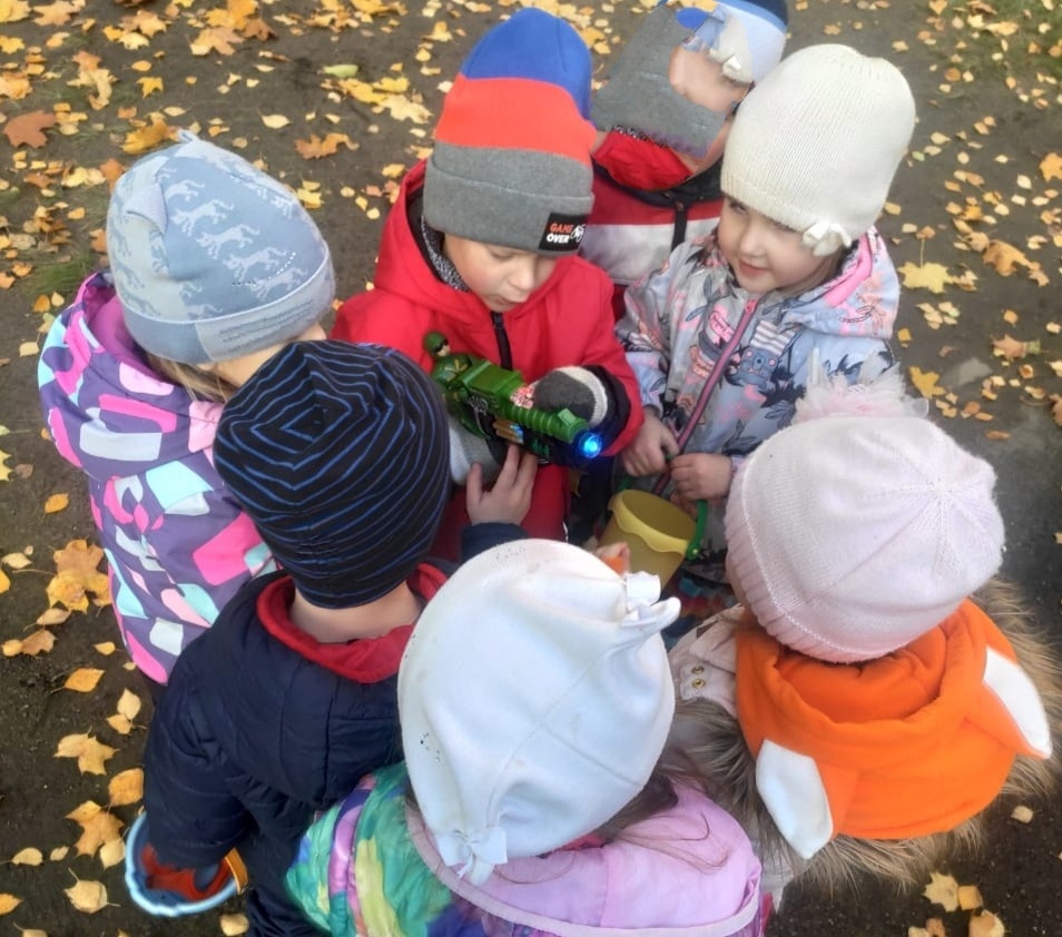 Дети обступили Рому и рассматривают пистолет. 