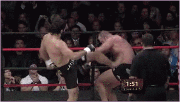 Неудачная попытка удара коленом в прыжке. Андрей Орловский vs Федор Емельяненко.