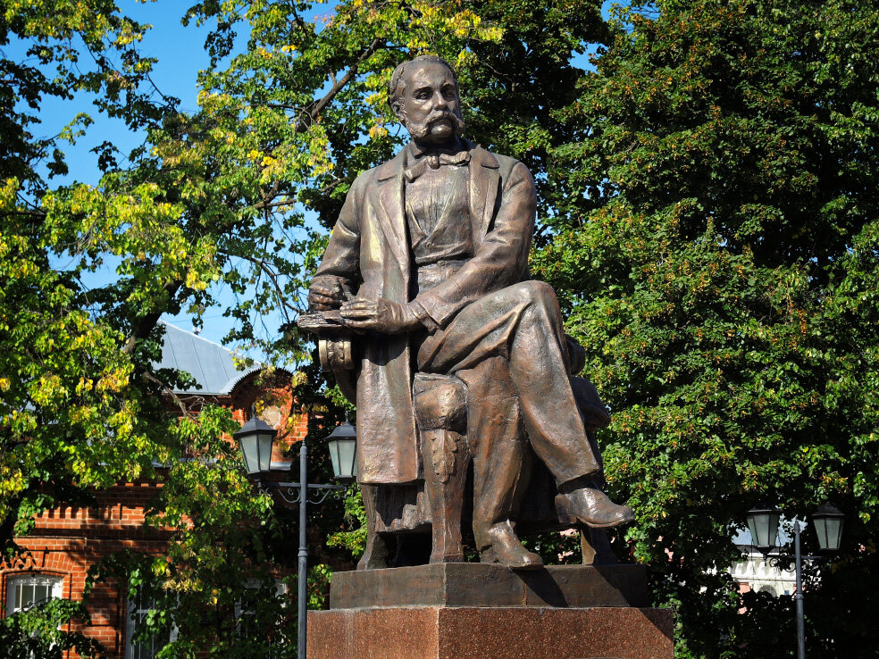 Памятники ульяновска писателей. Памятник Гончарову в Ульяновске. Сквер Гончарова Ульяновск. Памятник Гончарова Ивана Александровича.