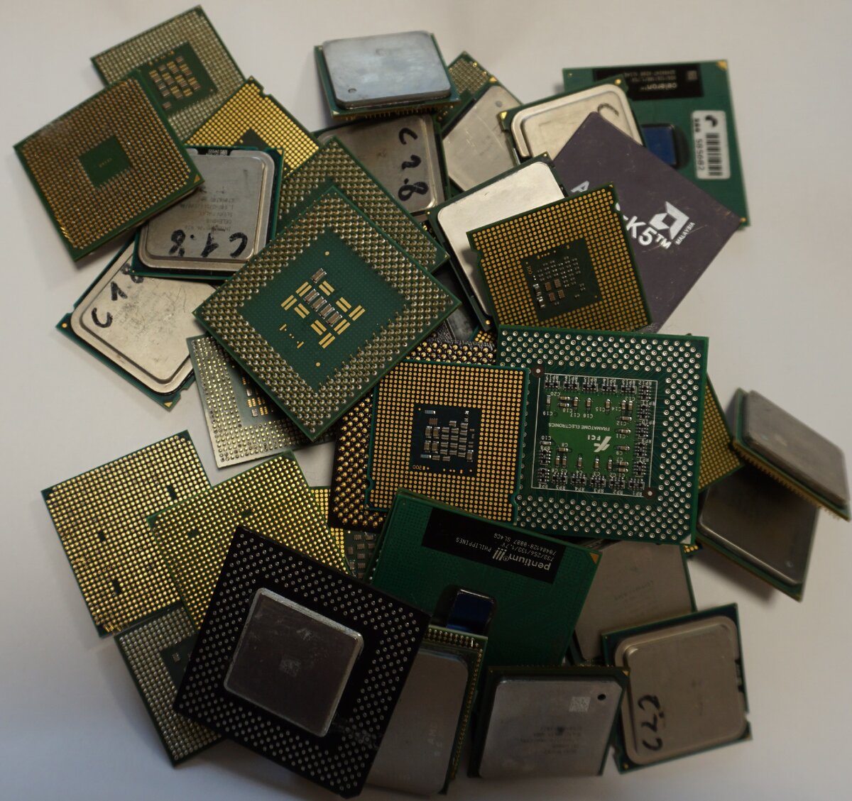 Первый интел. Микропроцессор АМД. Процессор пентиум 1993. Интел пентиум старый процессор. Старые процессоры АМД.