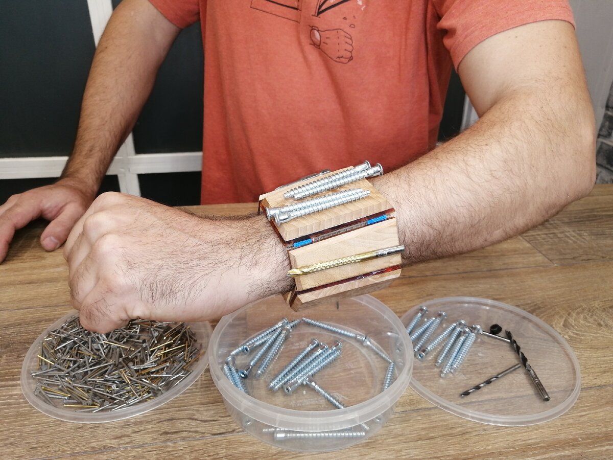 Магнитный браслет со вставками оргстекла и декоративной подсветкой 