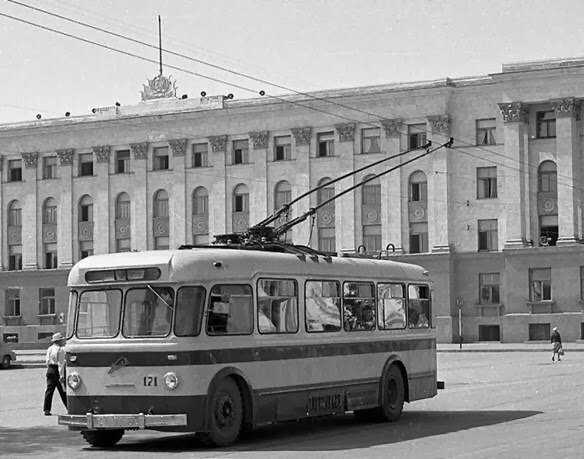 Один из первых троллейбусов на улице Симферополя...