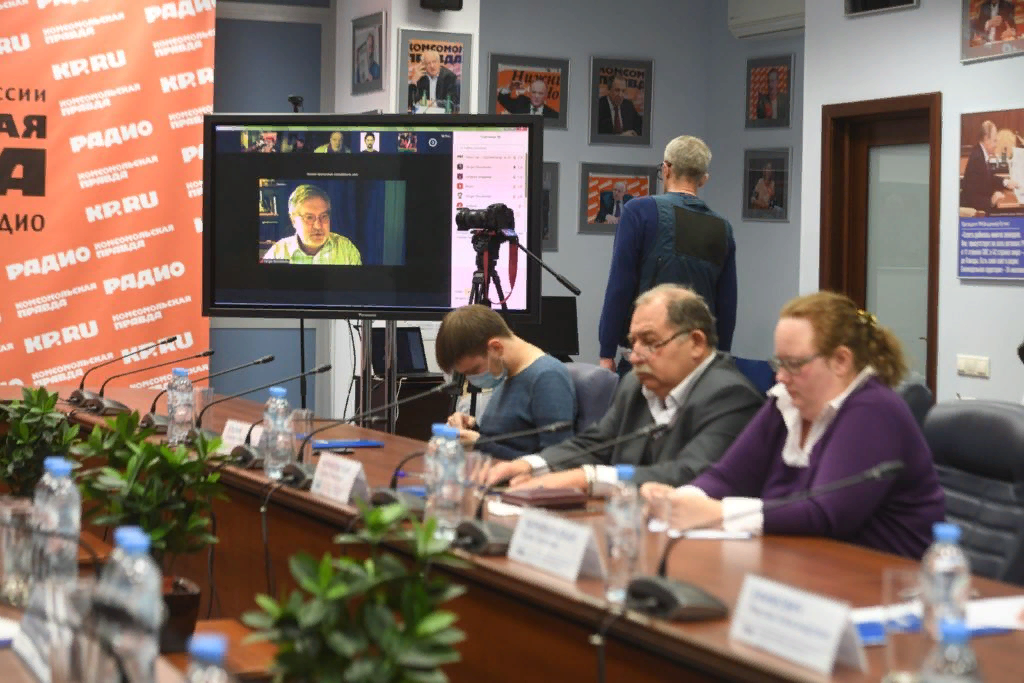 На проведённом в четверг в московской редакции газеты "Комсомольская правда" круглом столе «Будущее Союзного государства: реальность, фантастика, перспективы» Сергшей Слюсаренко выступал по ZOOM. Фото: Михаил Фролов