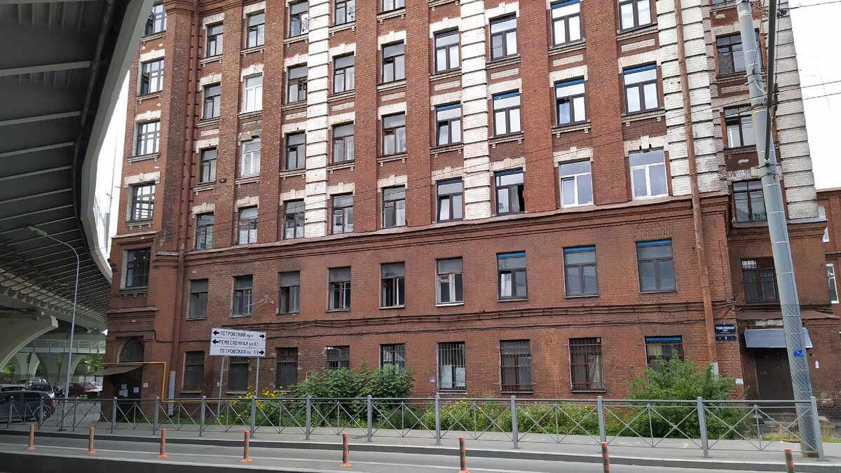 Дом на Ремесленной 5 и мост Бетанкура в 30 сантиметрах от него.