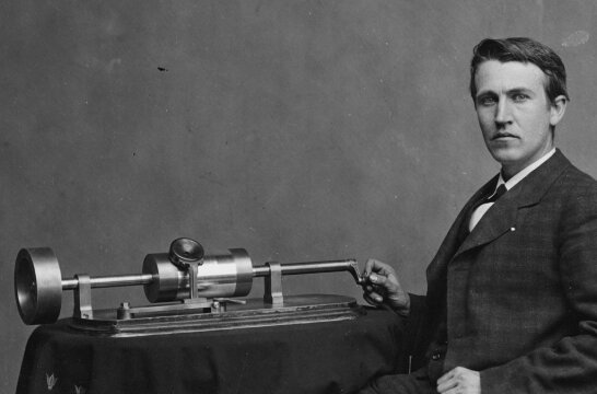 Томас Эдисон и изобретенный им фонограф. Фотография 1878 года