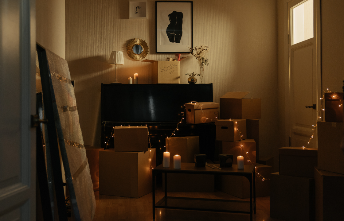 Справедливости ради скажу, что уюта и порядка здесь добавляют одинаковые однотонные коробки без надписей. В реальной жизни такое редко случается.