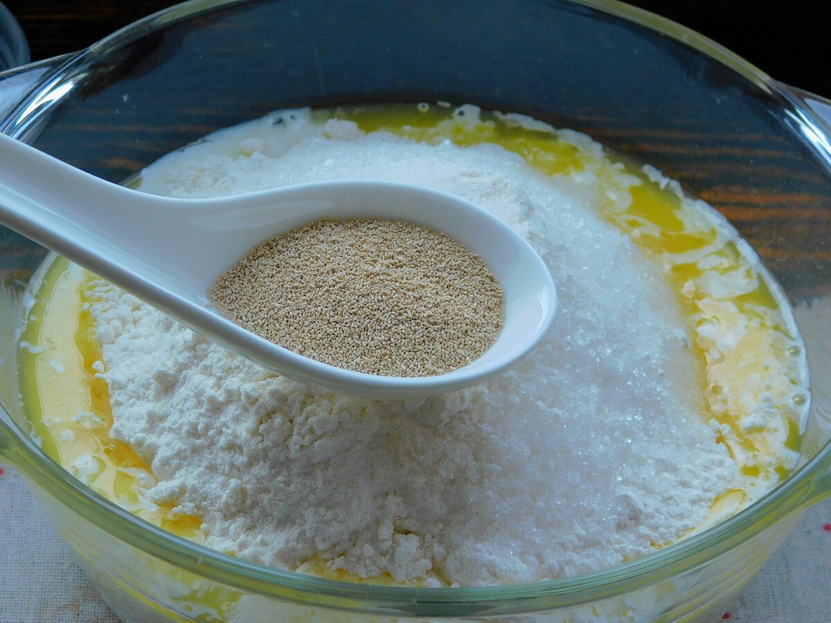 Каша с сахарной булочкой.