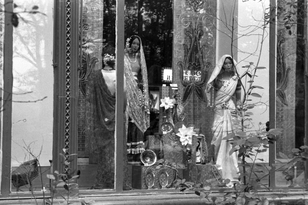 Витрина магазина индийских товаров "Ганга" в Москве, 1979 г. Фото Бориса Приходько.