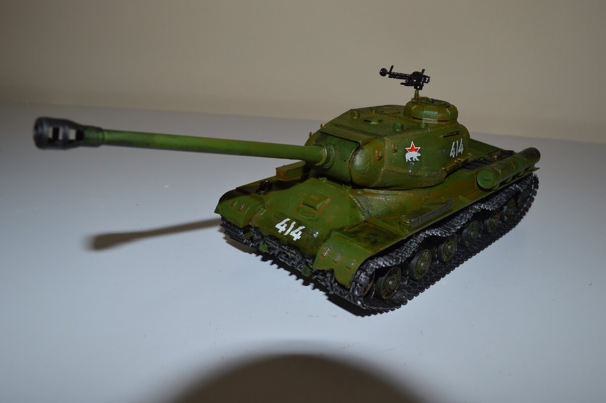 Модель была аккуратно собрана, даже совершены попытки сделать следы боёв на технике. Далее покраска, сначала пробовал покрасить подарочными красками, но результат меня не то что не удовлетворял, он был ужасен, все стыки и щели заливались, и деталировка пропадала. Смыв и прочистив, я принялся вновь, только на этот раз использовал художественный акрил и масло, которые показали результат куда лучше, масляными красками были сделаны следы эксплуатации и ржавчина. Ну как сделаны, скорее попытка)