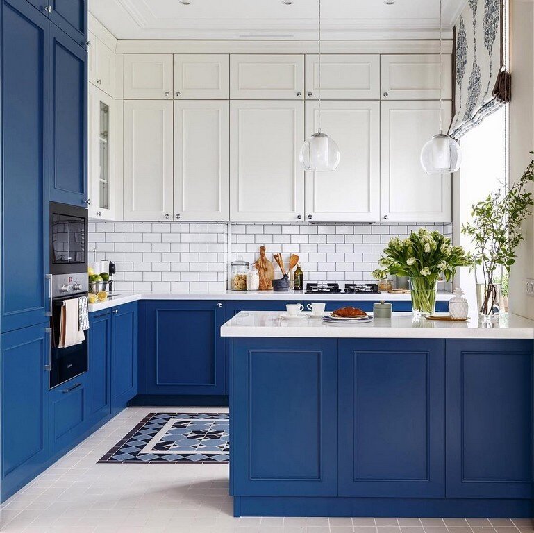 Классическая и современная синяя кухня: комбинируем цвета и подбираем аксессуары