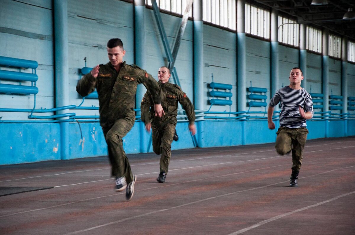 Военные занимаются спортом
