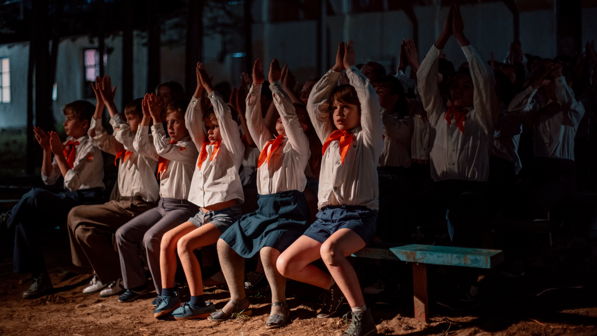 В этой статье мы хотим рассказать вам о топ-10 самых лучших новых сериалах 2021 года, которые уже вышли к этому моменту на самых разных медиаплатформах. Как обычно, мы представим вам все самые значимые серийные кинокартины со всеми главными подробностями, описанием сюжета, трейлерами на русском, а также рейтингами, основанными на оценках ведущих мировых кинопорталов.