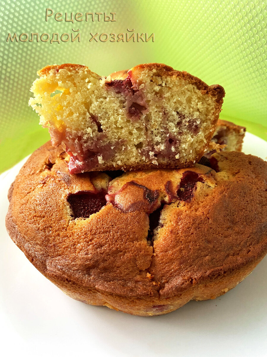 Пирог "Воздушный" с замороженной (можно свежей) клубникой, всё смешал, выложил ягоды и в духовку