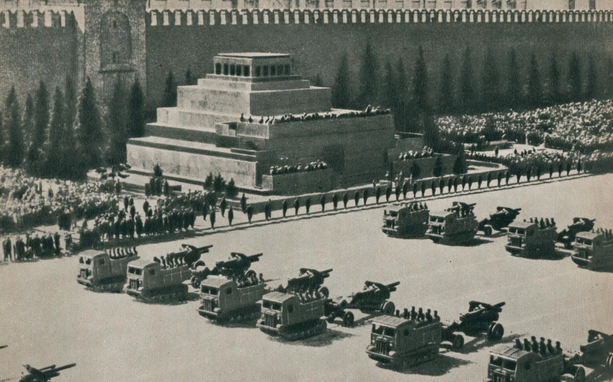 1 мая 1939. Первомайском параде 1941 года в Москве. Немцы на параде в Москве 1941. Парад на красной площади 1 мая 1941 года. Нацисты в параде Москве 1 мая 1941.