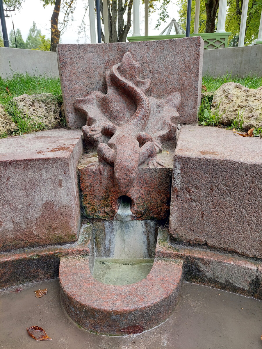 На второй фотографии - павильон над источником