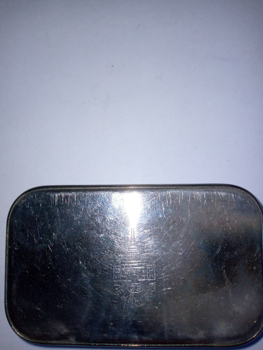 Редкость исполнения обуславливается металлической оборотной стороной. с клеймом.