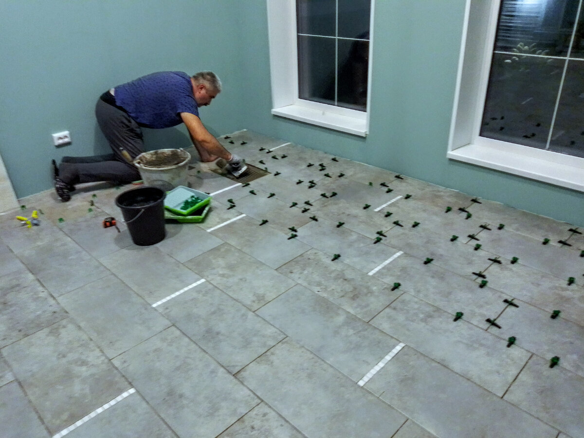 Процесс укладки напольной плитки, 20 августа 2021
