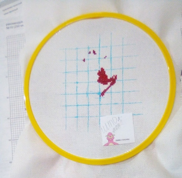 Нужно было вышивать красными. Но у меня не было! Пришлось начать новый набор...
