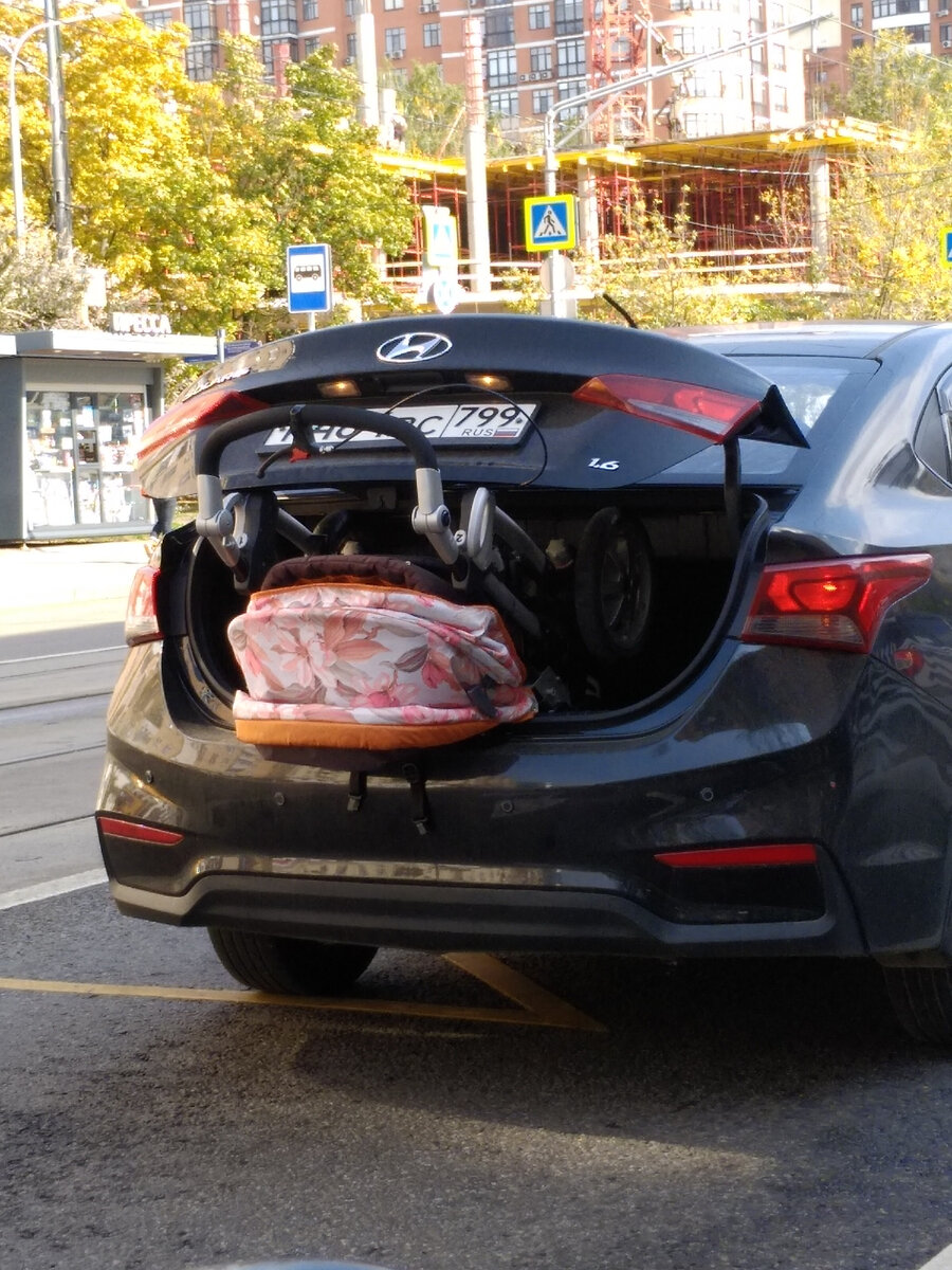 В свое время у нас была пежо 308 обычная, так в ее багажник помещалась коляска-люлька в сборе!