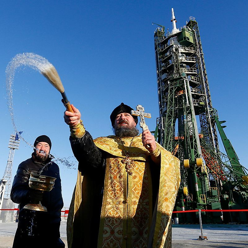 Поп и батюшка. Гундяев освящает ракету сатана. Байконур священник ракета. Освящают ракету. Священник освящает ракету.