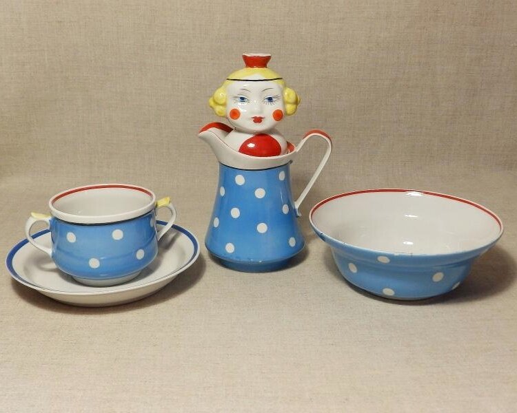 Детский сервиз  Ваня-Иванушка -  Коростенский ФЗ, автор формы Н. Трегубов, автор рисунка В.Трегубова 1980-е годы, источник https://auction.ru/