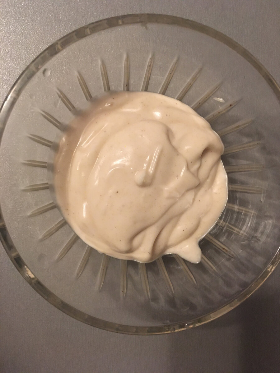 Готовый майонез - чем больше масла, тем гуще . Но не добавляйте больше указаной нормы