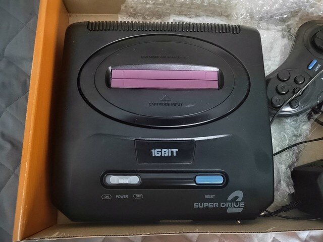 Но эта затея у меня не получилась, т.к. в этой приставке кнопки включения и ресет немного смещены относительно корпуса клона, про который я писал выше. Без модификации сделать не получится, а модифицировать корпус, муторное занятие. Я решил, что время на это тратить не хочу.