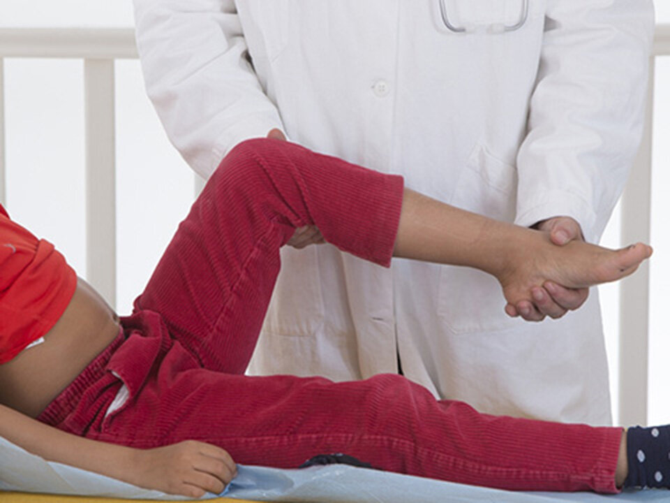 боли в ногах у ребенка 7 лет. пятки детей. женские ноги в носках. ребенок с больными ногами. ювенильный ревматоидный артрит.