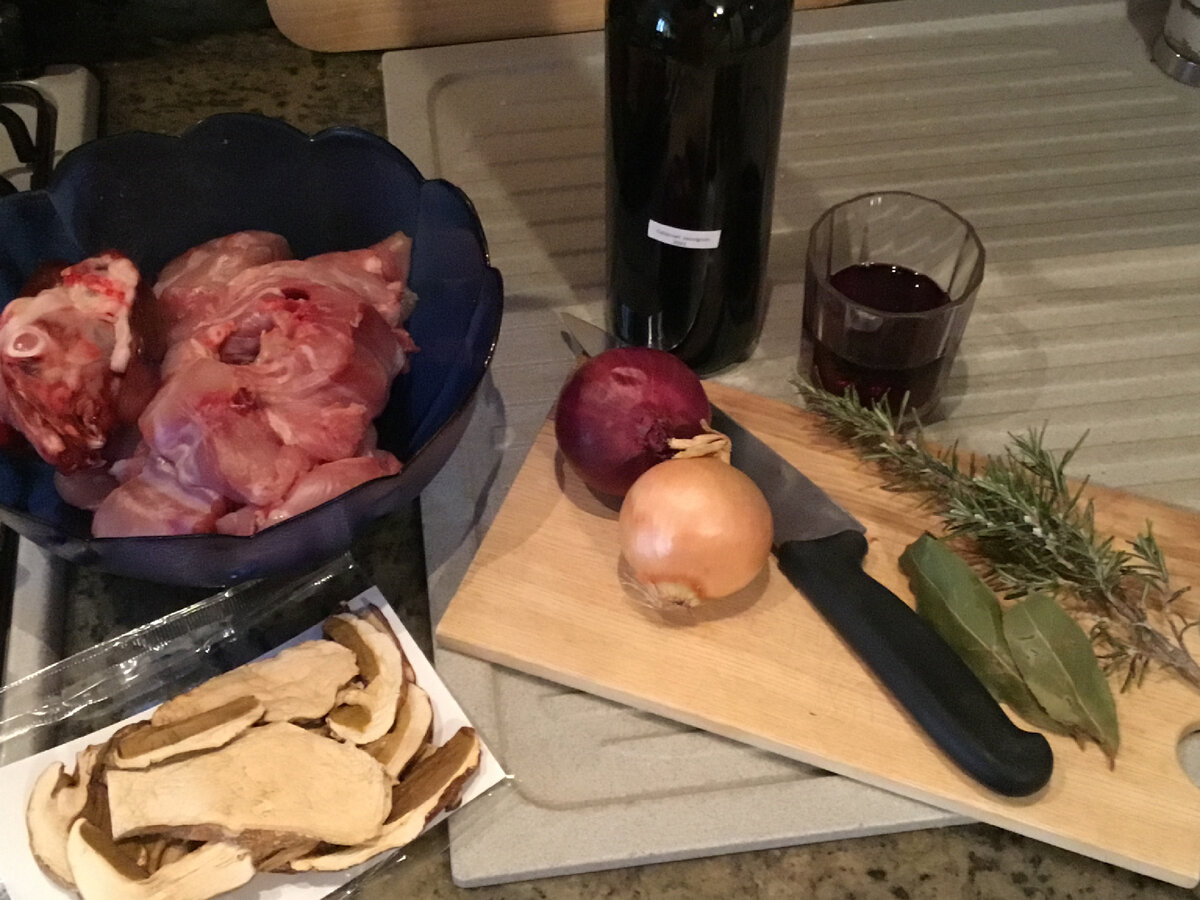 Почти все ингредиенты сегодняшнего рецепта. Не хватает только помидор в собственном соку, топленого жира и пары ложек оливкового масла. 