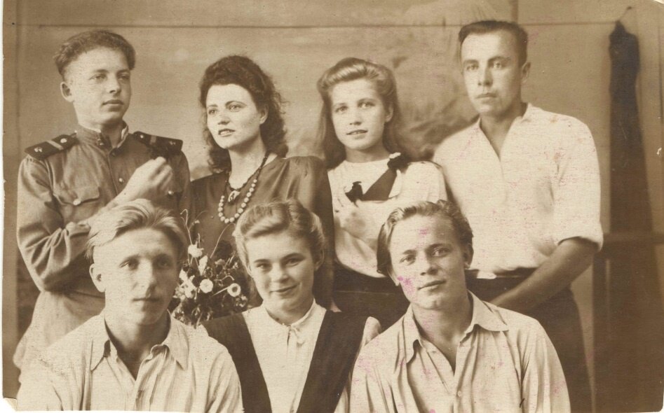 Ст.Вырица, август 1949 год.

Возможно, кто-то узнает своих родных. 