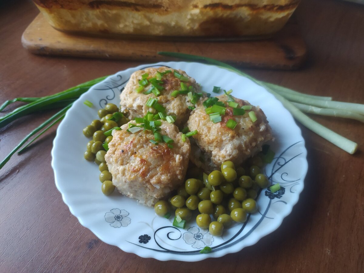 Куриные тефтели в сметанно-сырном соусе, запеченные в духовке, – вкусный  обед без хлопот | Гурманика | Дзен