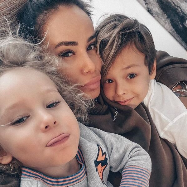 Айза с сыновьями