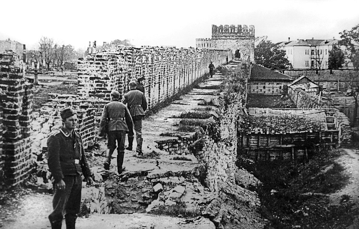 Города бывшие в оккупации. Смоленск 1941-1943 жизнь в оккупации. Смоленск крепость 1941. Смоленск 1943 Крепостная стена. Смоленск после войны 1941-1945.