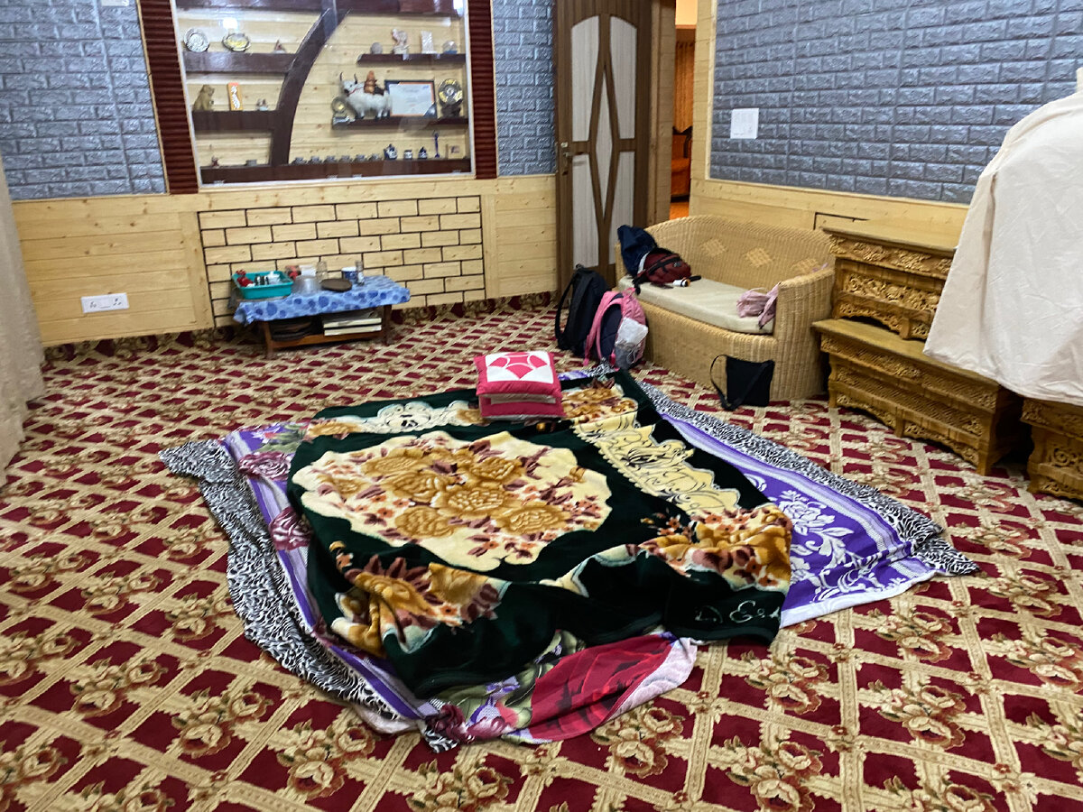 Снова постелили себе на полу