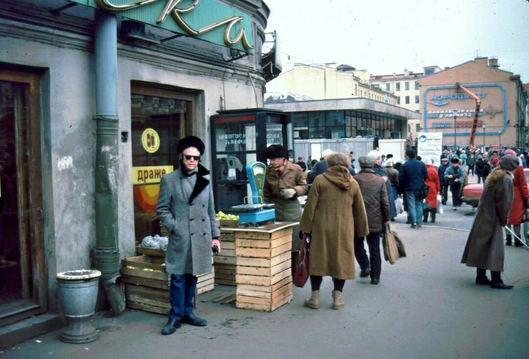 У ст. метро "Василеостровская"...