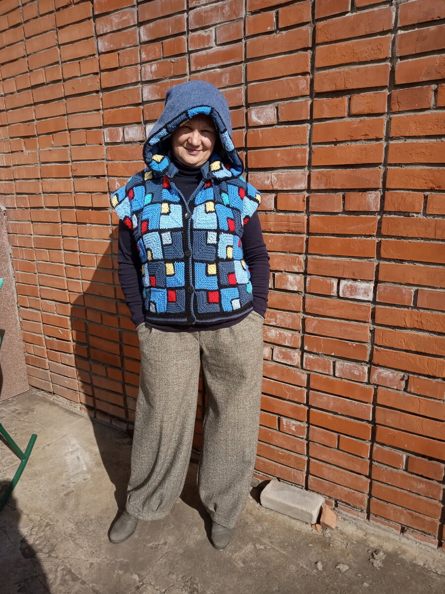 Жилет со съемным капюшоном        Что придумала - то связала 