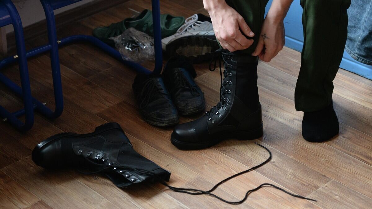    Мужчина переодевается в военную форму© РИА Новости / Александр Кряжев