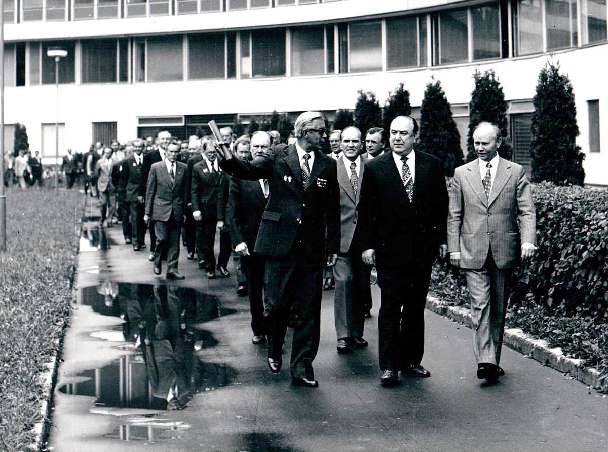 Во дворе ПГУ КГБ СССР. Крайний справа — В.А.Крючков, в центре — С.К.Цвигун, 10 сентября 1977 г. Фото из семейного архива.