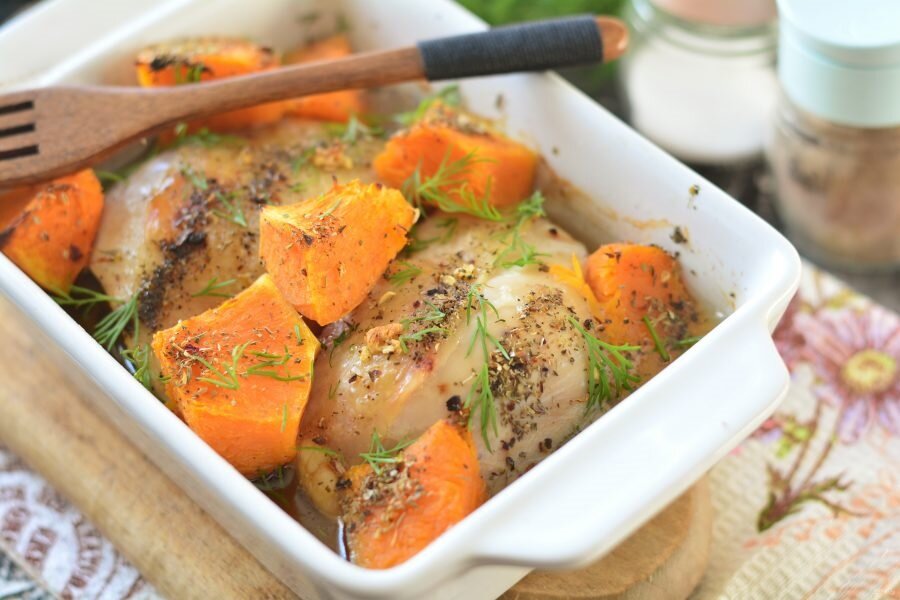 тыква запеченная с индейкой. филе индейки с тыквой. блюда с горчицей фото. жаркое из индейки с тыквой в духовке. индейка в тыкве запеченная в духовке.