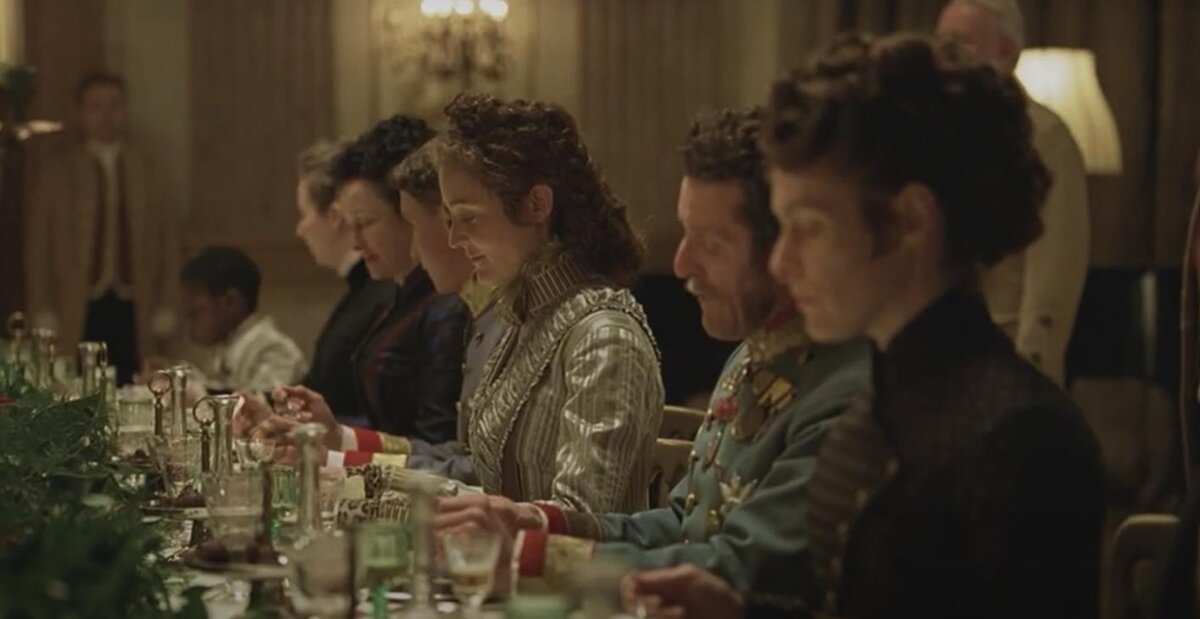 Интерьеры и костюмы прекрасны. Кадр из фильма. 